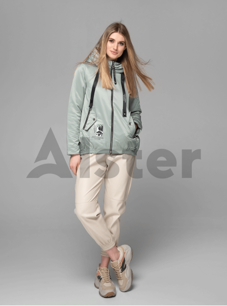 Куртка демисезонная короткая с разрезом на спине