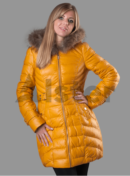 Пуховик женский с мехом