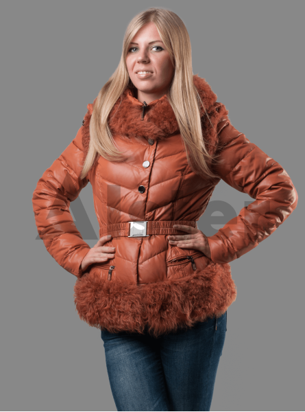 Женский зимний пуховик с мехом