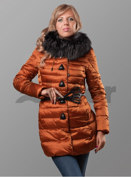 Пуховик женский с мехом енота