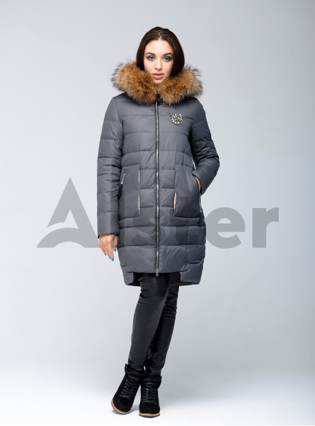 Куртка зимняя с нашивкой на груди и мехом енота