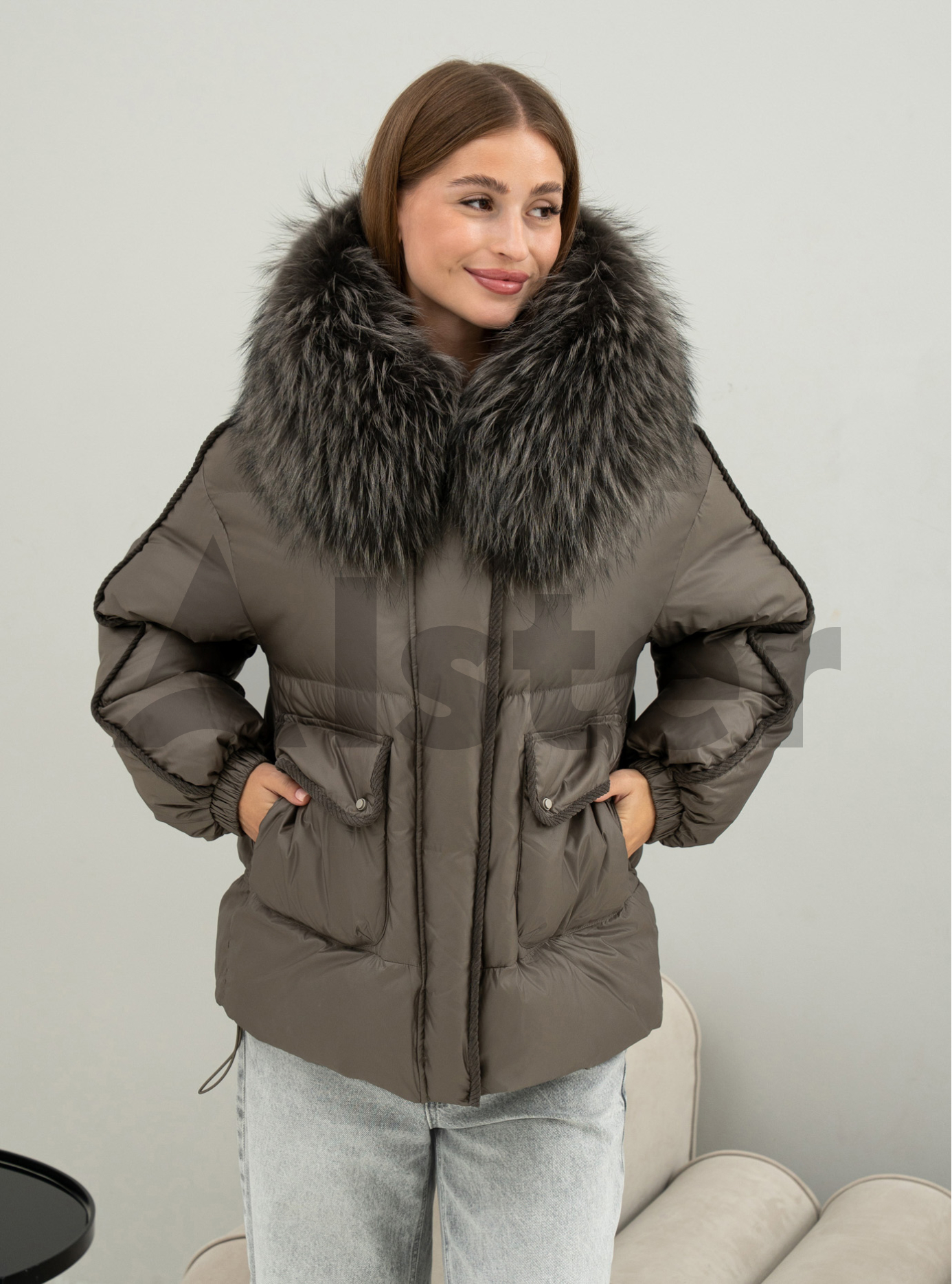 Пуховик средней длины с мехом енота Vo-Tarun 839 Оливковый L (VOT0839-03): фото - Alster.ua Пуховик средней длины с мехом енота Vo-Tarun 839 Оливковый L (VOT0839-03): фото - Alster.ua