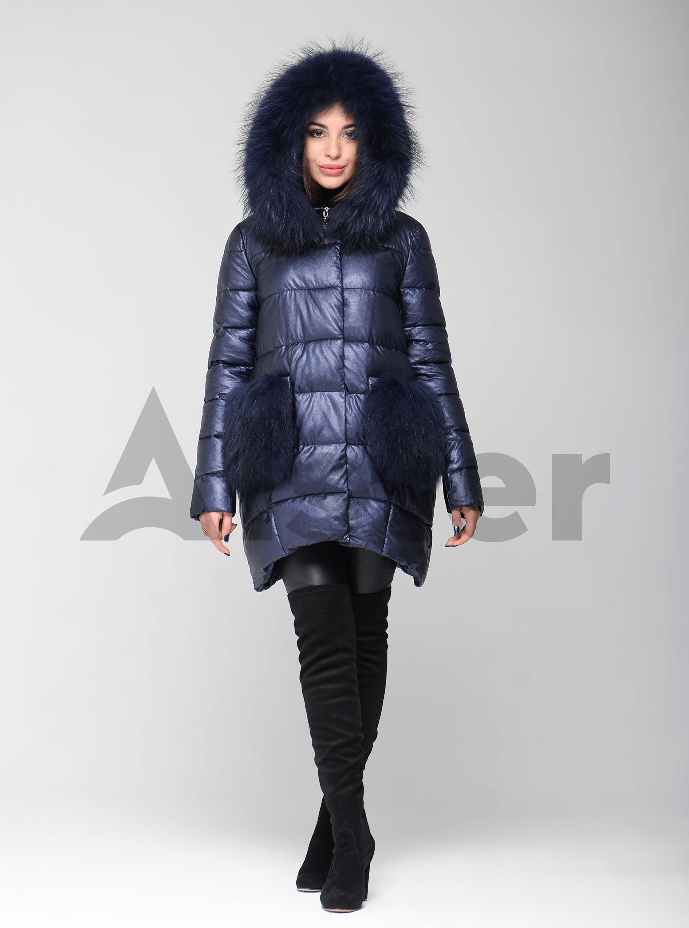 Зимняя куртка средней длины с мехом енота Синий S (05-ZL2573): фото - Alster.ua